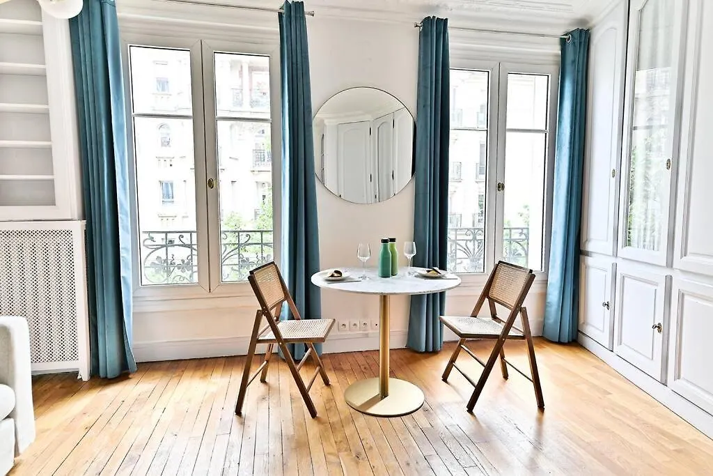 Appartement Haussmannien Lumineux Et Central- II Paris 0*,  France