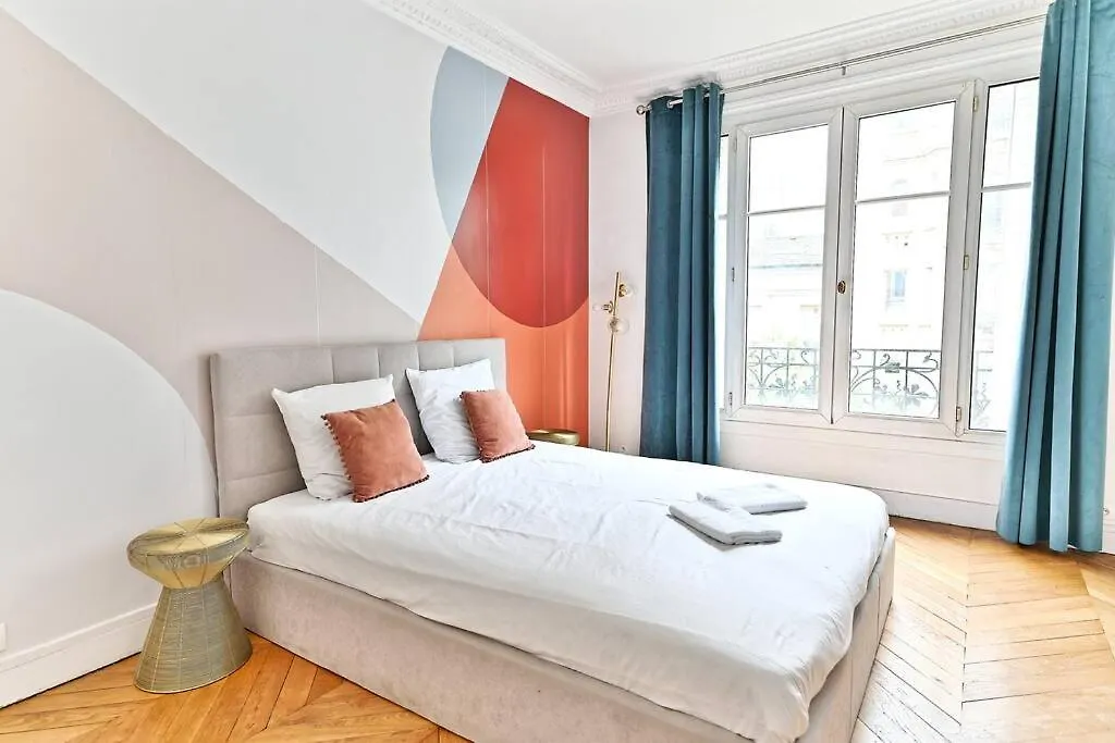 Appartement Haussmannien Lumineux Et Central- II Paris 0*,  France